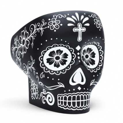 Компания Gufram раскрасила кресла-черепа ко Дню мертвых