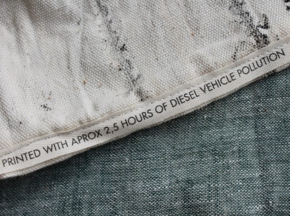 Дизайнер Келли Гейсен расписала текстиль чернилами из выхлопных газов