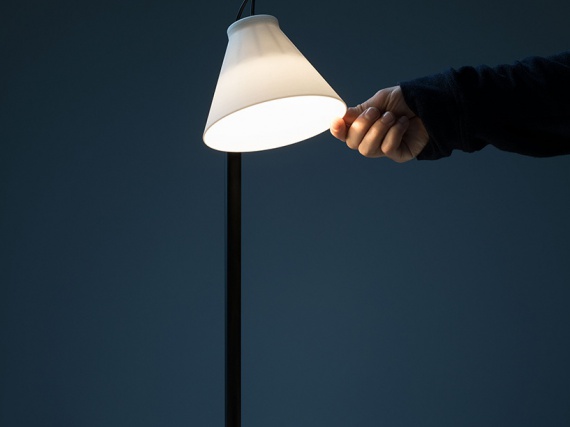 Клеменс Шиллингер придумал лампу, которая включается в обмен на отказ от смартфона