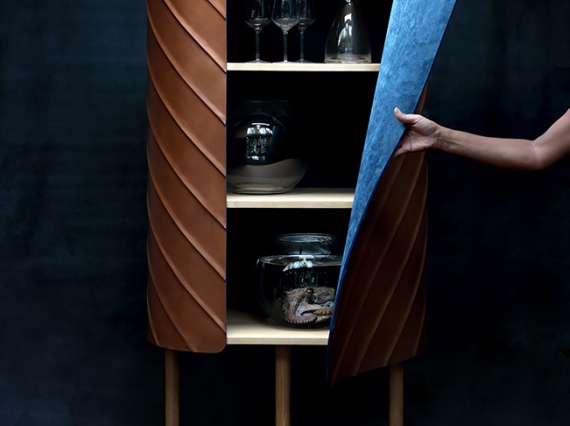 Дизайнер Пьер Шарье представил кожаный шкаф в виде бумажника