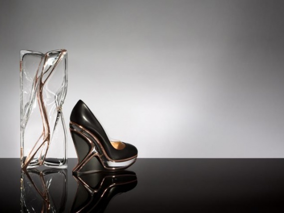 Модный бренд Charlotte Olympia презентовал сумку и туфли по эскизам Захи Хадид