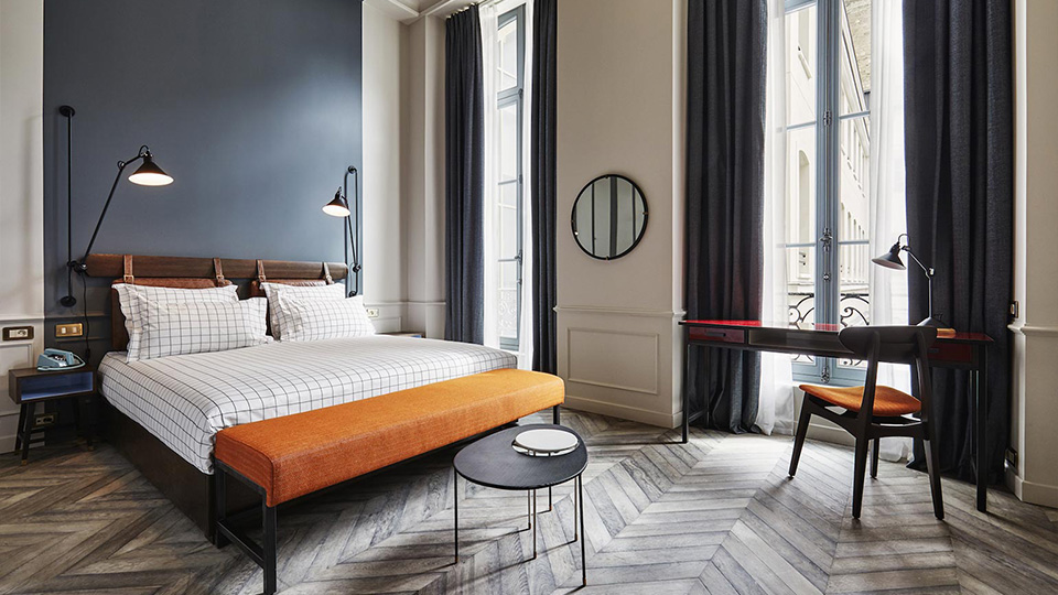 Часть стены в номере парижского отеля The Hoxton выкрашена в глубокий серый цвет