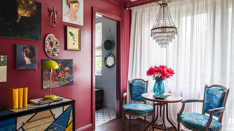 Стены цвета спелой малины в квартире основательницы Enjoy Home Нади Зотовой
