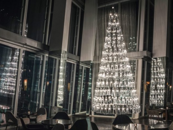 Дизайнер Ли Брум и бренд Nude построили 10-метровую елку из стекла