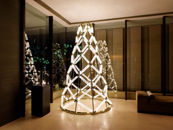 Архитекторы бюро Yabu Pushelberg и Lasvit сделали светящуюся елку