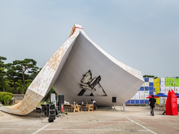 Скульптура Рона Арада в Корее