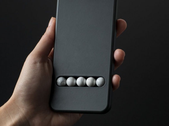 Дизайнер придумал смартфон, который поможет справиться с зависимостью от телефона