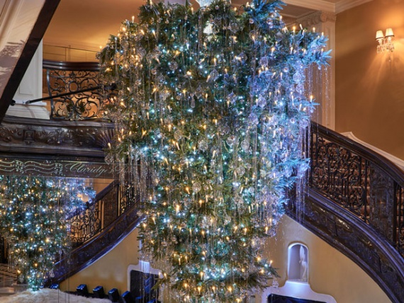 Карл Лагерфельд придумал елку для знакового отеля Claridge's
