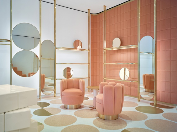 Розовые кресла Индии Мадави в лондонском бутике RED Valentino