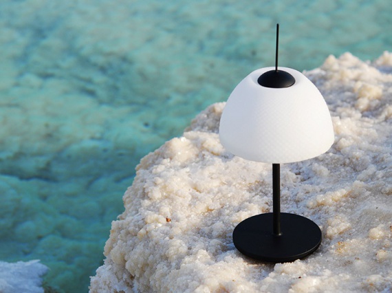 Дизайнеры студии Nir Meiri придумали лампу из морской соли