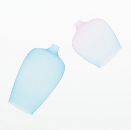 Дизайнеры Nendo создали медузоподобные вазы из силикона