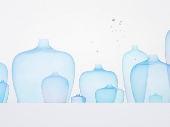 Дизайнеры Nendo создали медузоподобные вазы из силикона
