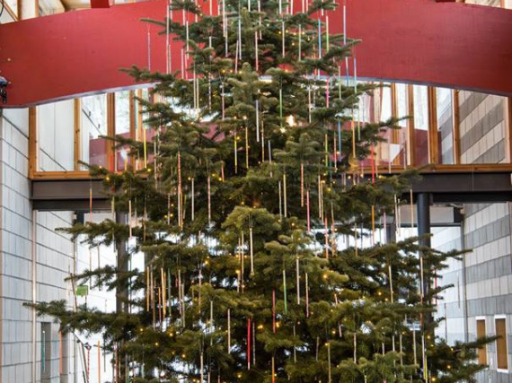 Архитекторы Snøhetta спроектировали елку для музея под открытым небом в Норвегии