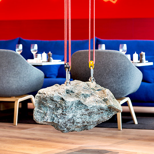 “Под висячий камень”: швейцарский ресторан Рольфа Сакса