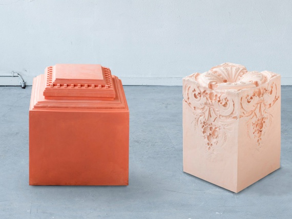 Нинке Костер трансформировала фрагменты архитектуры в образе резиновых стульев