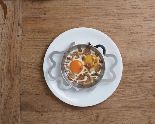 Алессандро Мендини сделал для Alessi кастрюльку для жарки яиц