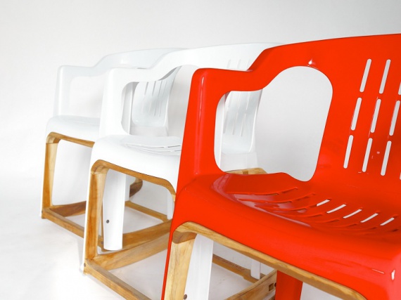 Дизайнеры Seniman Industries сделали кресло-качалку из пластикового стула