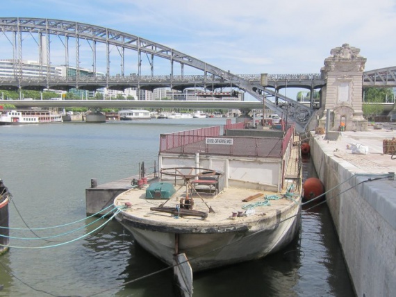 В Сене затонула жилая баржа, оборудованная Ле Корбюзье