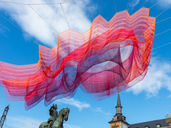 Художница Джанет Эшельман «раскрасила» небо над Мадридом