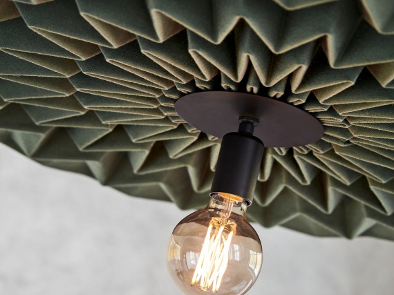 Шведский дизайнер Кайла Маккэллам сделала светильник из шерсти