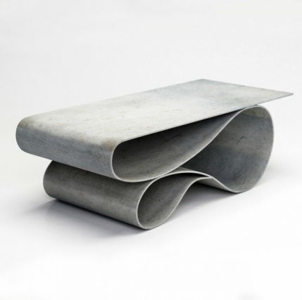 Американский дизайнер сделал столы и консоли из бетонных лент