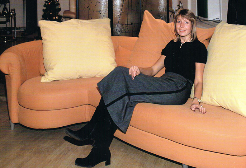 Елена Архипова на диване, который сама спроектировала