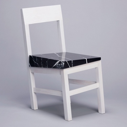 Дизайнеры из Нью-Йорка сделали падающий стул