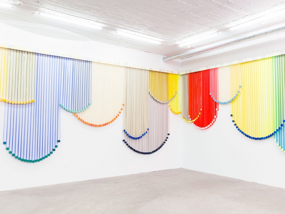 Художница Ева ЛеВитт сделала шторы из пластика