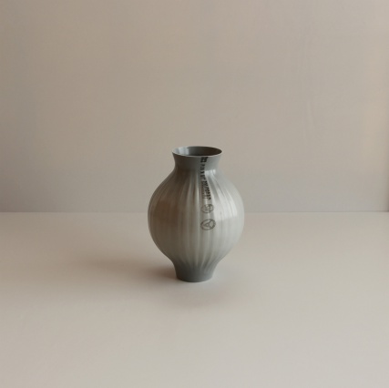 Японский дизайнер сделал вазы из пластиковых труб