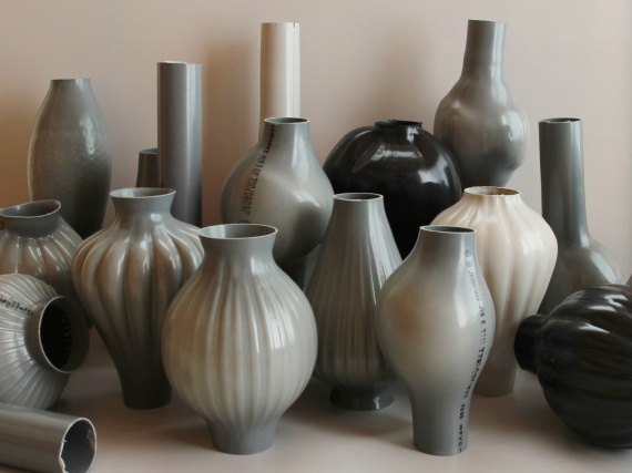 Японский дизайнер сделал вазы из пластиковых труб