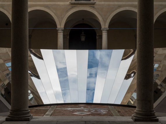 COS и Филипп К. Смит III представили инсталляцию в миланском палаццо