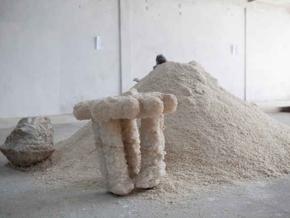 Израильский дизайнер сделал стулья из соли