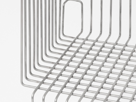 Томас Фейхтнер сделал геометричное кресло из проволоки для ограждений