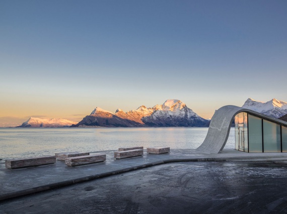 Норвежцы HZA построили туалет с видом на море