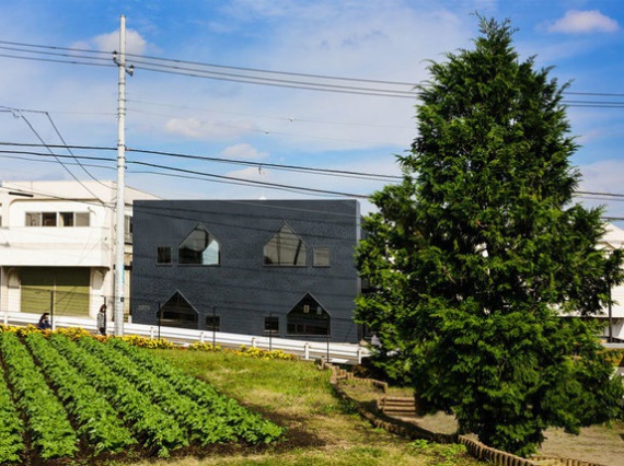 Японские архитекторы построили черный детский сад