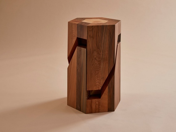 Японский дизайнер сделал стул-головоломку из дерева