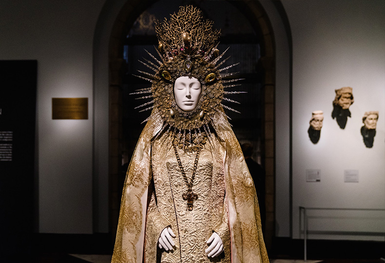 Небесные тела: мода и католическое воображение – выставка Метрополитен-музея