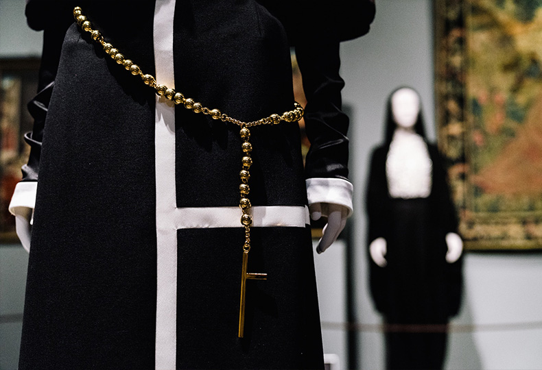 Небесные тела: мода и католическое воображение – выставка Метрополитен-музея