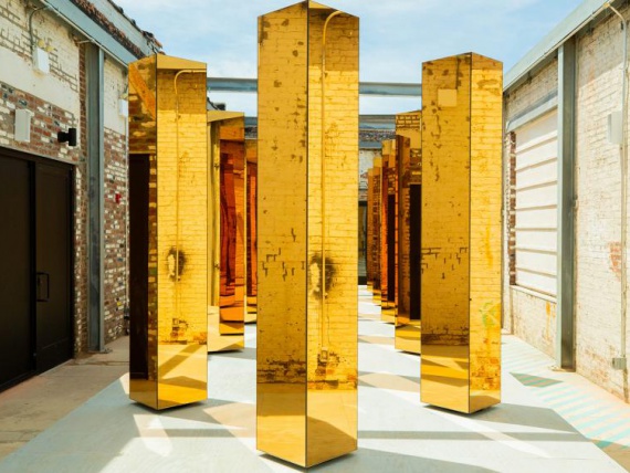 Британские дизайнеры поставили в Бруклине зеркальные колонны