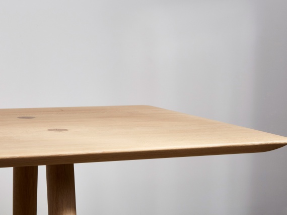 Бюро Foster + Partners запускает коллекцию деревянной мебели