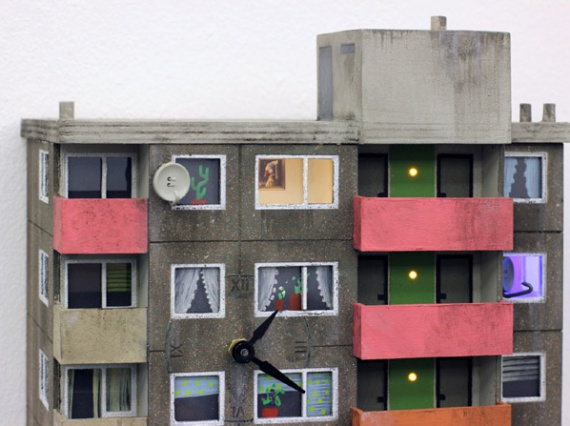 Немецкий художник делает часы в виде знаковой архитектуры