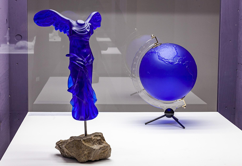 Скульптуры «Victoire de Samothrace» и «La Terre Bleue» Ива Кляйна