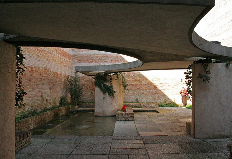 Двор павильона – проект архитектора Карло Скарпы, фото: Ингрид Бернига Дотрас