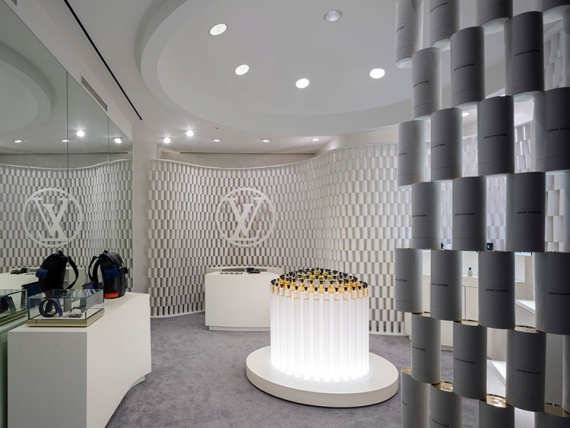 Louis Vuitton оформил интерьер магазина коробками из-под парфюма
