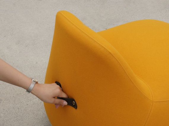 Дизайнер сделала желтое кресло-неваляшку