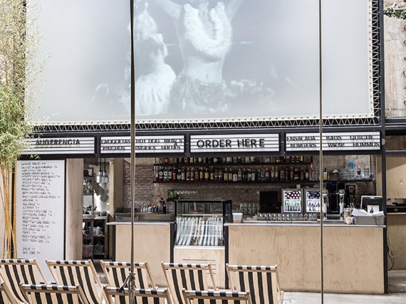 Архитекторы сделали редизайн заброшенного кинотеатра в Мадриде