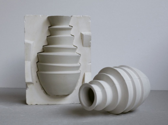 Дизайнер из Швейцарии сделала вазы из китайских чаш
