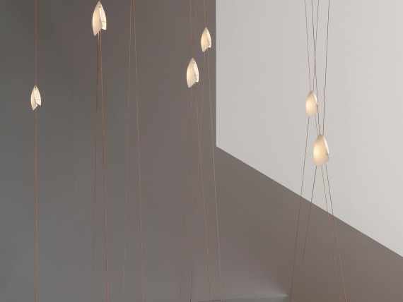 Дизайнеры из Нью-Йорка сделала инсталляцию со светильниками из нейлона