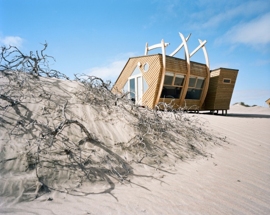 Nina Maritz Architects построили дома для отдыха, вдохновленные кораблекрушениями