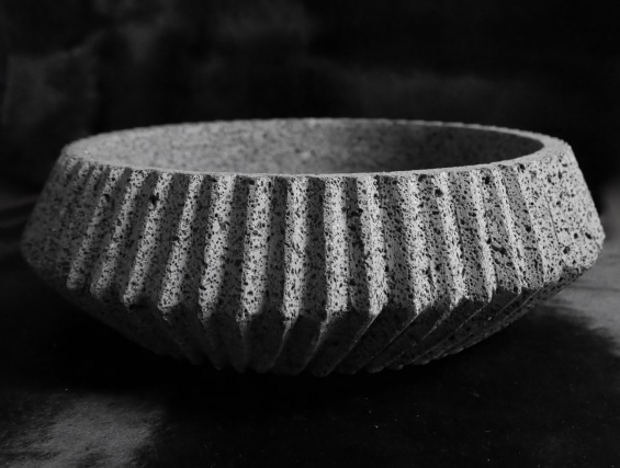 Дизайнеры Piamundo сделали тарелки из вулканического камня